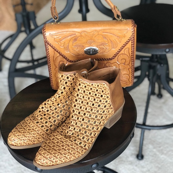 Dolce Vita Shoes - NWT Dolce Vita tan ankle boots